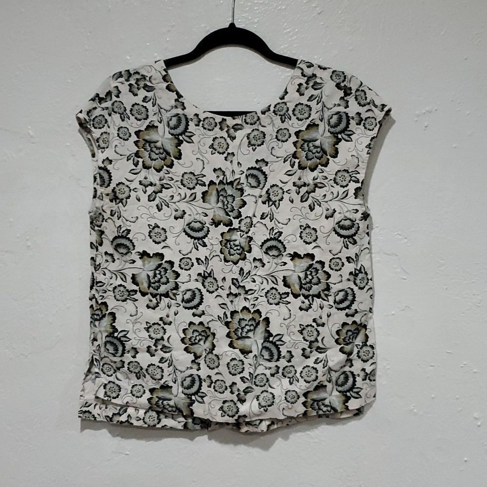 Tahari 100% Linen Floral Shirt Buttons Down the Back